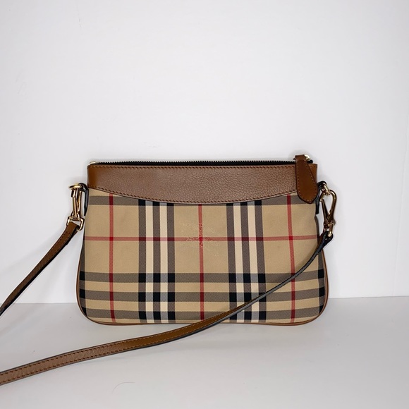 ❌❌SOLD❌❌ Burberry crossbody - Picture 2 of 5